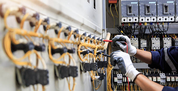 Professional Electrician technician working in Hubbard, OR